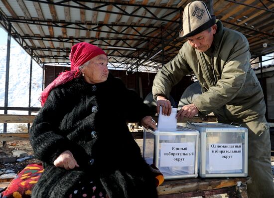 Выездное голосование на парламентских выборах в Кыргызстане