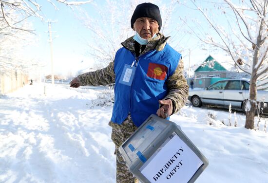 Выездное голосование на парламентских выборах в Кыргызстане
