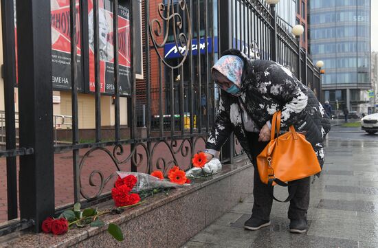 Цветы в память об А. Градском у театра "Градский холл"