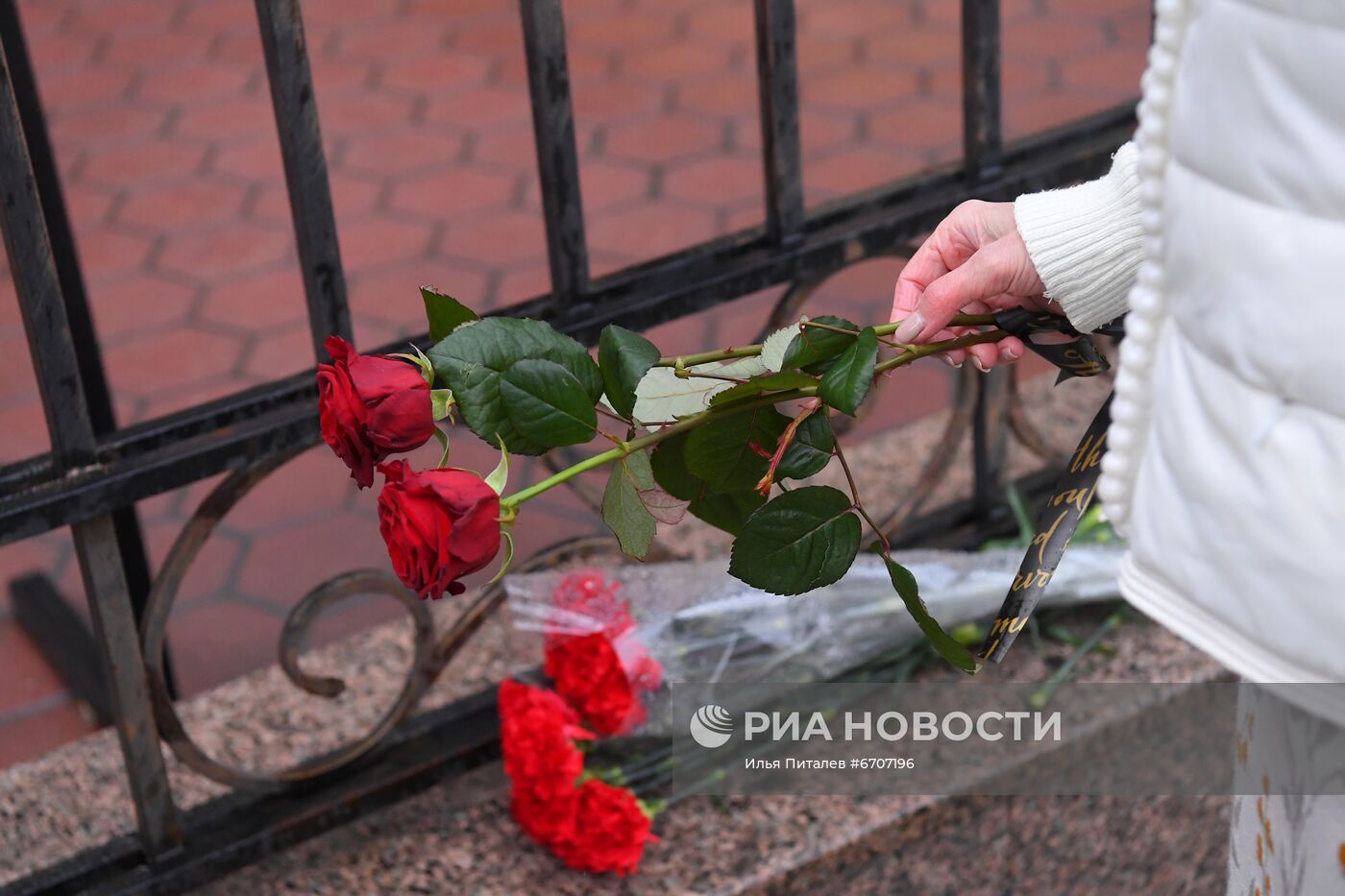 Цветы в память об А. Градском у театра "Градский холл"