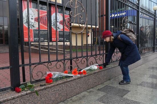 Цветы в память об А. Градском у театра "Градский холл"