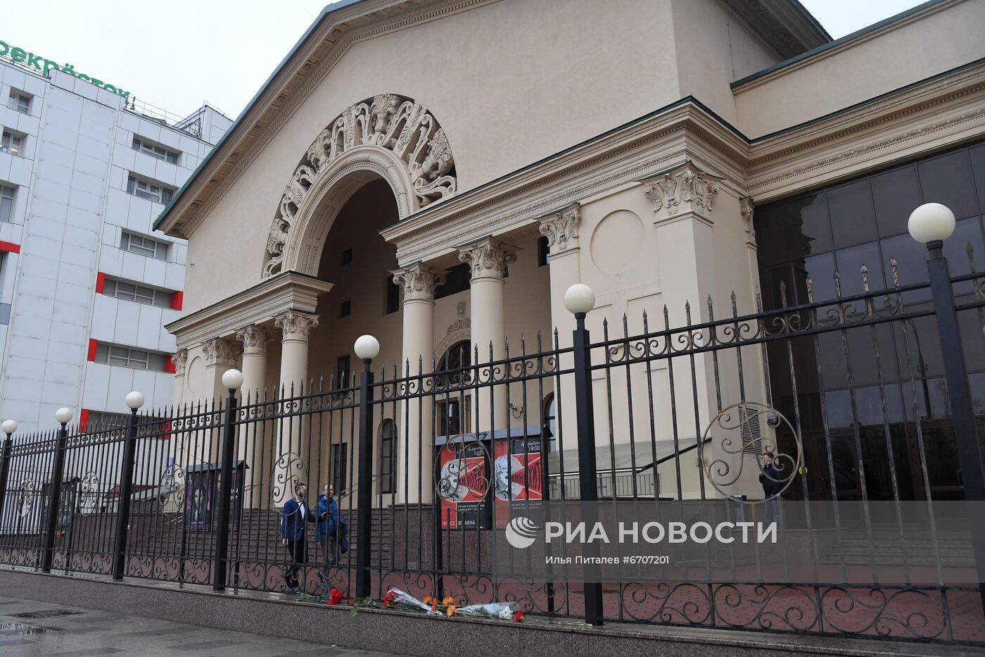 Цветы в память об А. Градском у театра "Градский холл"