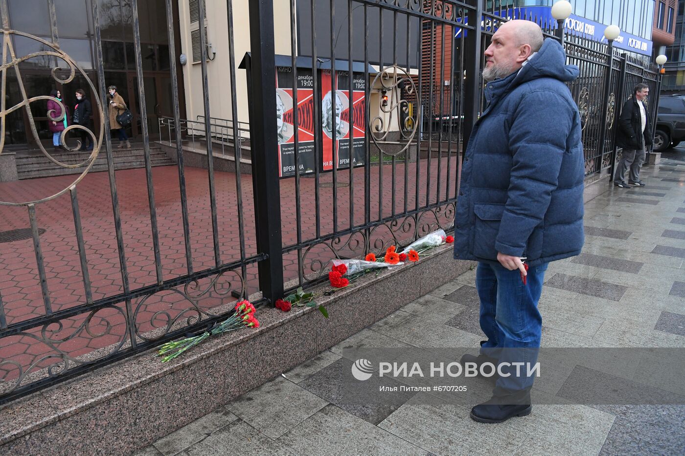 Цветы в память об А. Градском у театра "Градский холл"