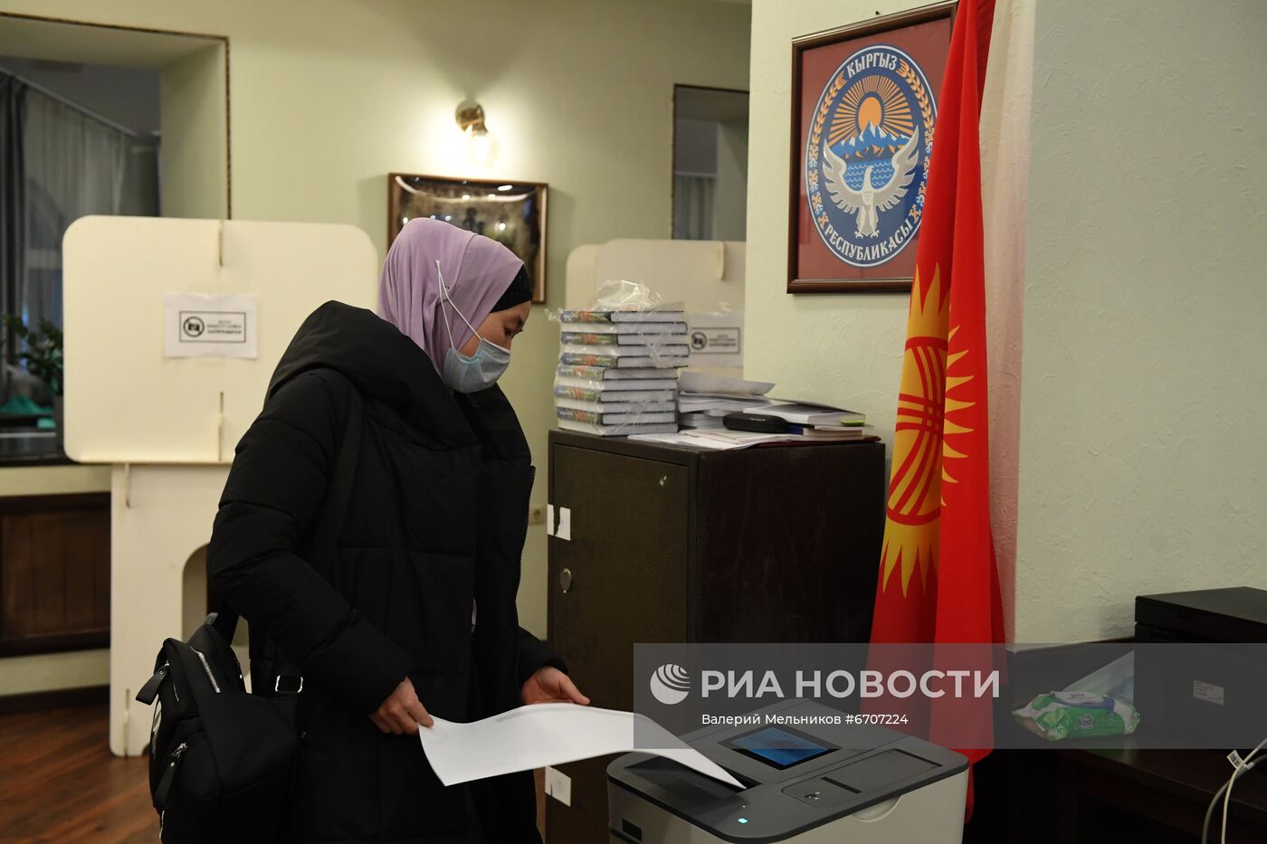 Голосование на парламентских выборах в посольстве Кыргызстана