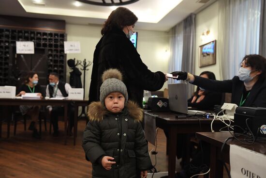 Голосование на парламентских выборах в посольстве Кыргызстана