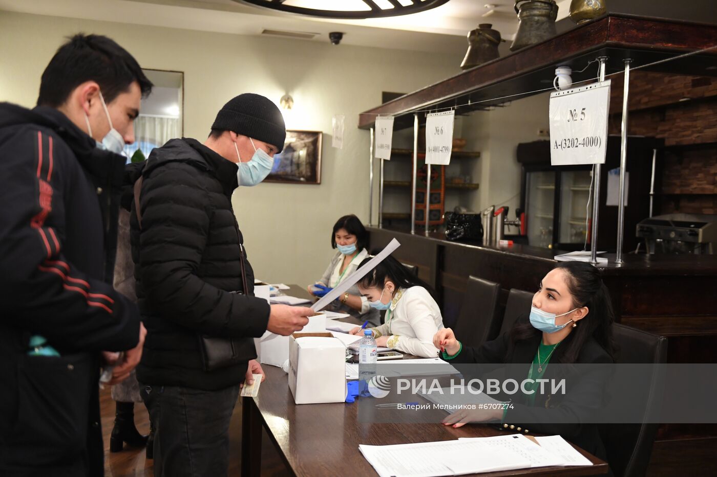 Голосование на парламентских выборах в посольстве Кыргызстана