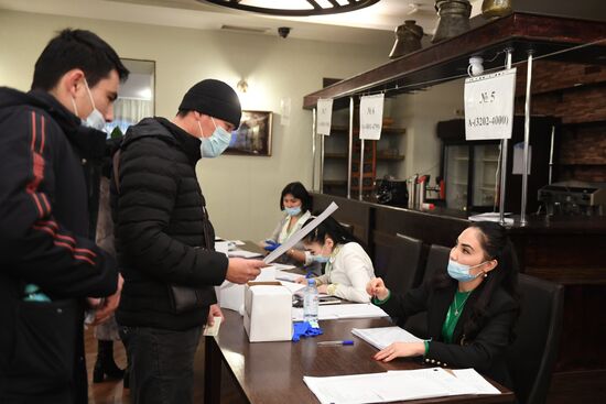 Голосование на парламентских выборах в посольстве Кыргызстана