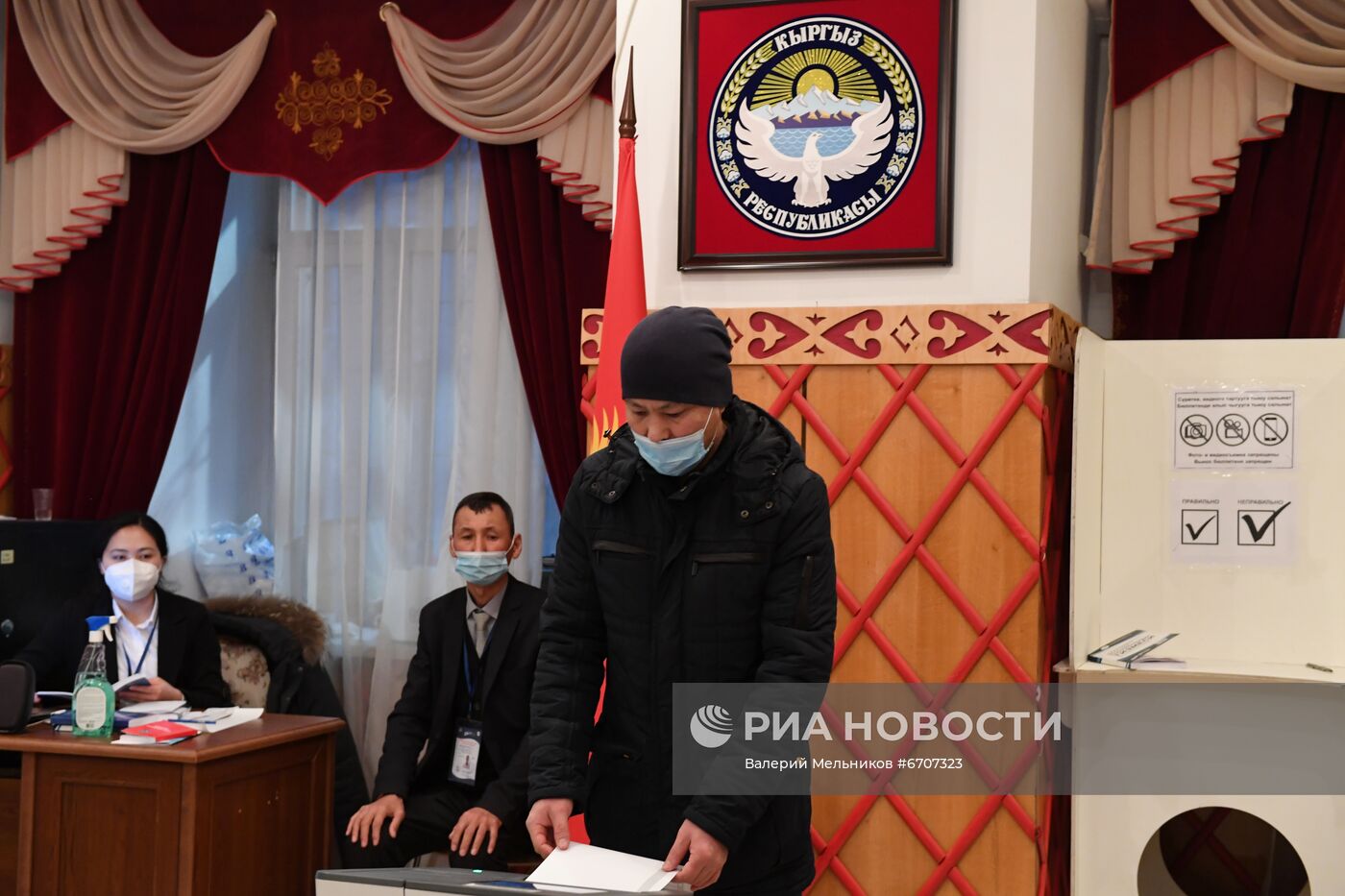 Голосование на парламентских выборах в посольстве Кыргызстана