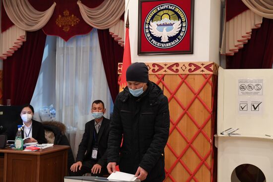 Голосование на парламентских выборах в посольстве Кыргызстана