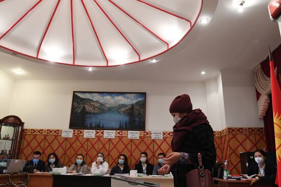 Голосование на парламентских выборах в посольстве Кыргызстана