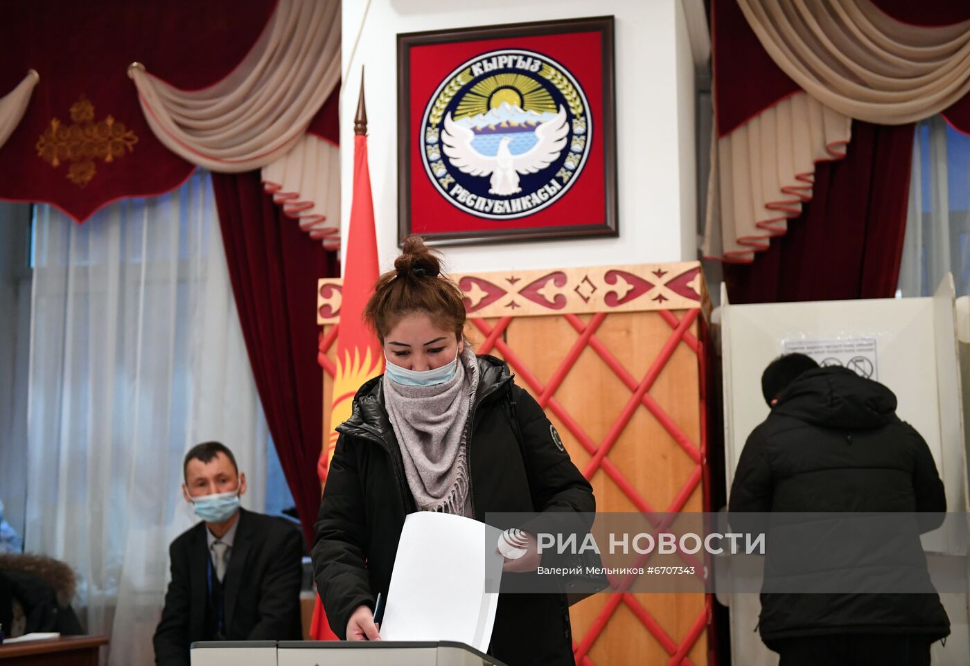 Голосование на парламентских выборах в посольстве Кыргызстана