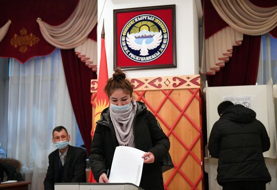 Голосование на парламентских выборах в посольстве Кыргызстана