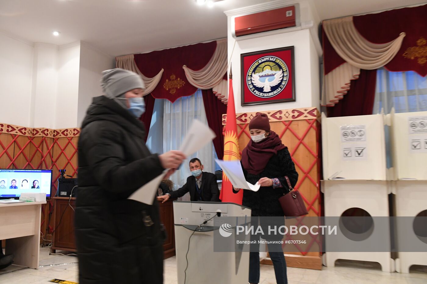 Голосование на парламентских выборах в посольстве Кыргызстана