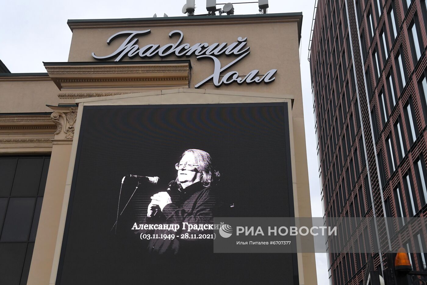 Цветы в память об А. Градском у театра "Градский холл"