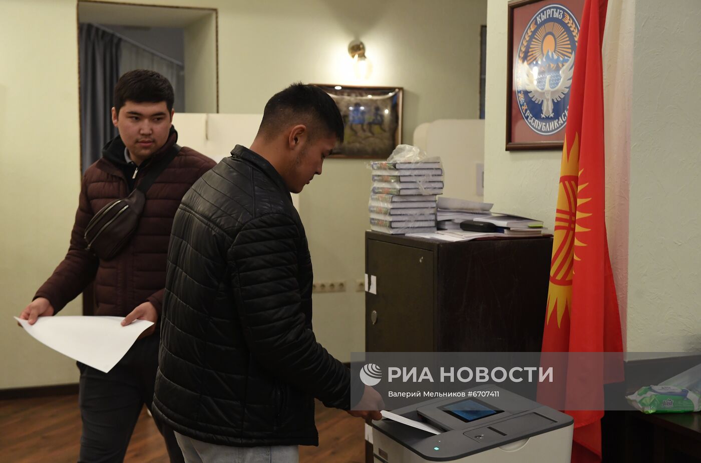 Голосование на парламентских выборах в посольстве Кыргызстана