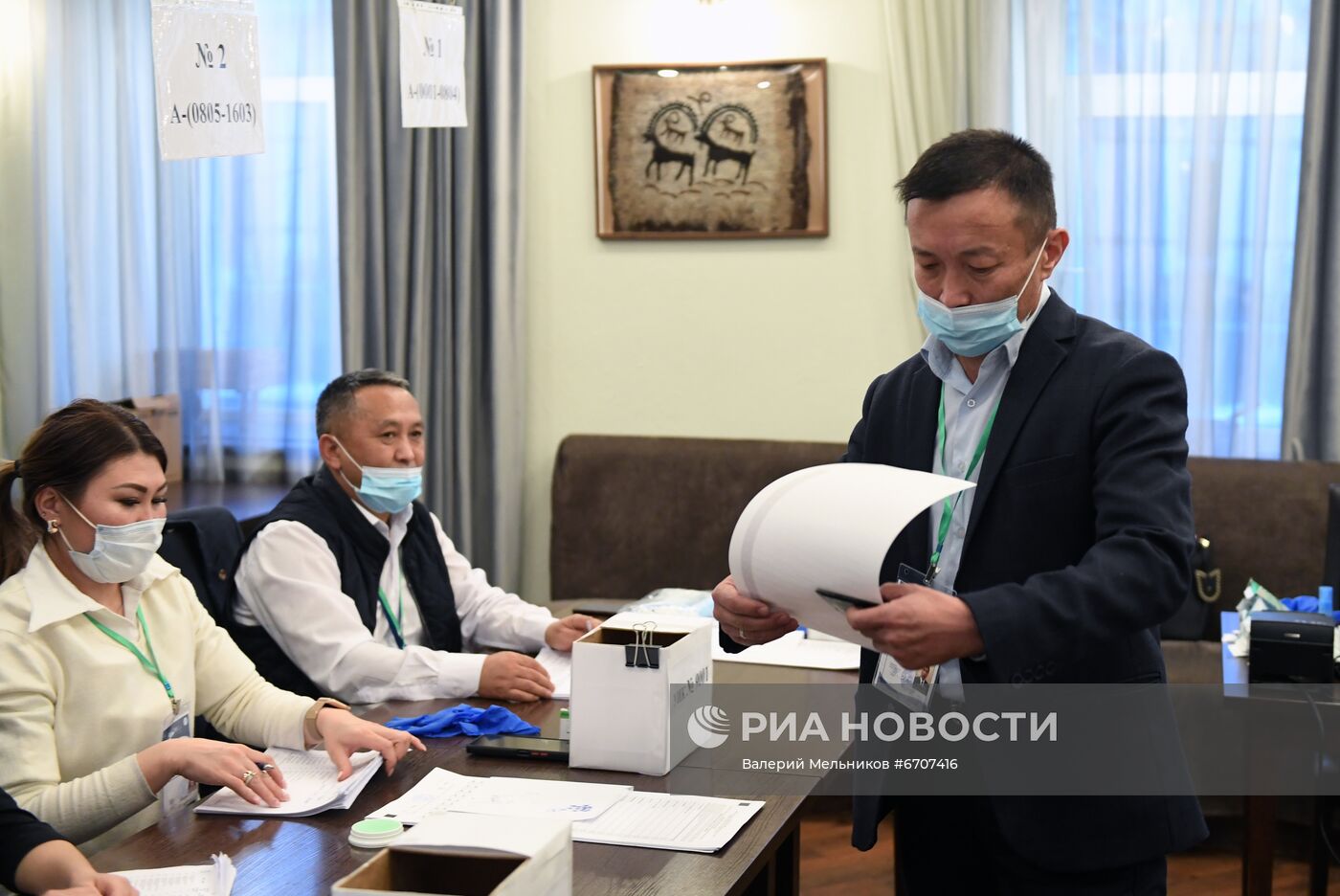 Голосование на парламентских выборах в посольстве Кыргызстана