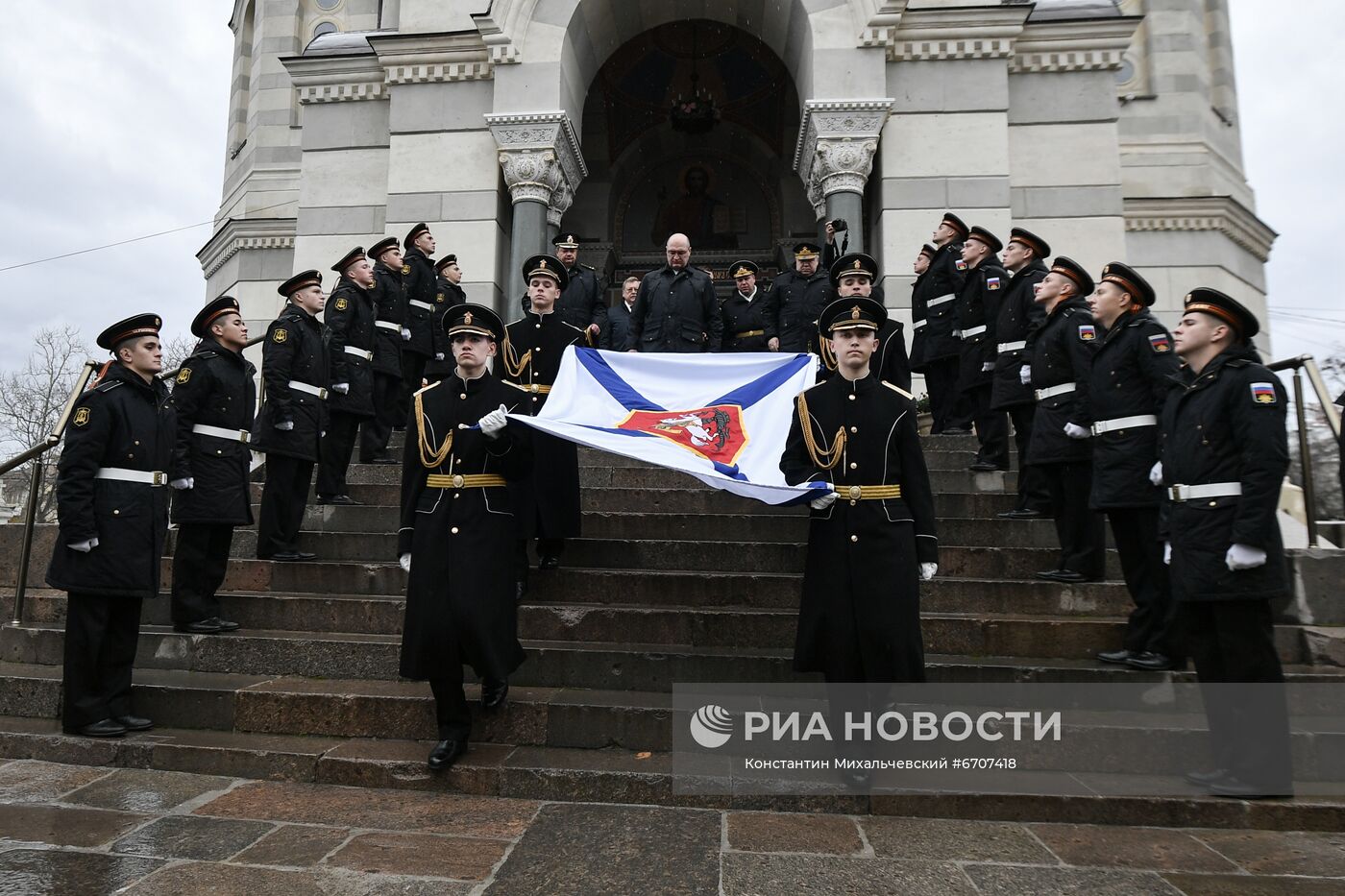 БДК "Азов" получил кормовой Георгиевский флаг