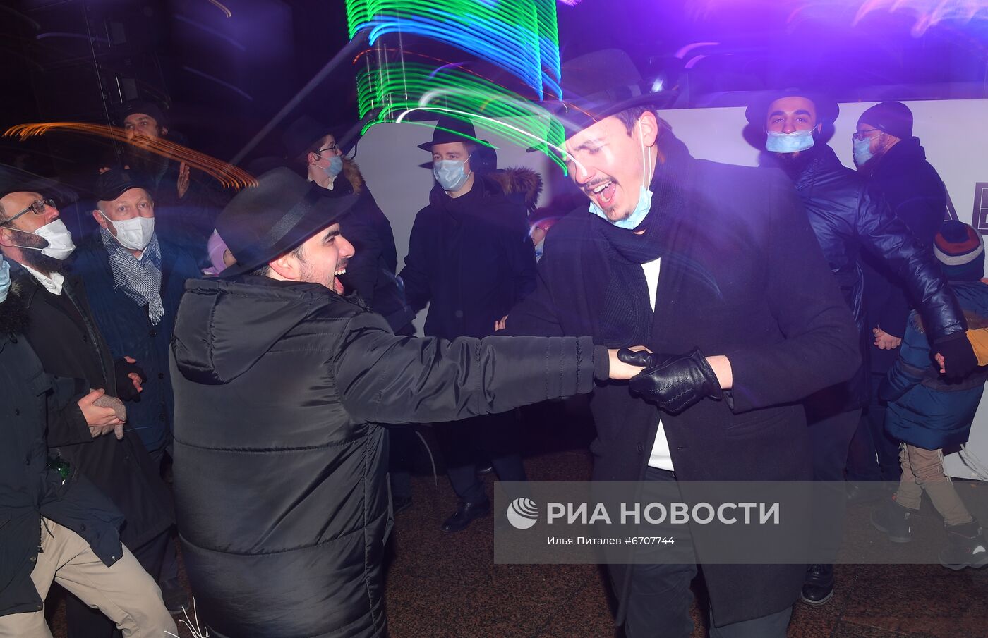 Зажжение первой ханукальной свечи в честь начала праздника Ханука