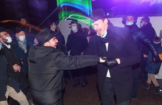 Зажжение первой ханукальной свечи в честь начала праздника Ханука