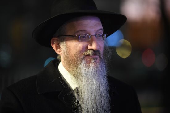 Зажжение первой ханукальной свечи в честь начала праздника Ханука