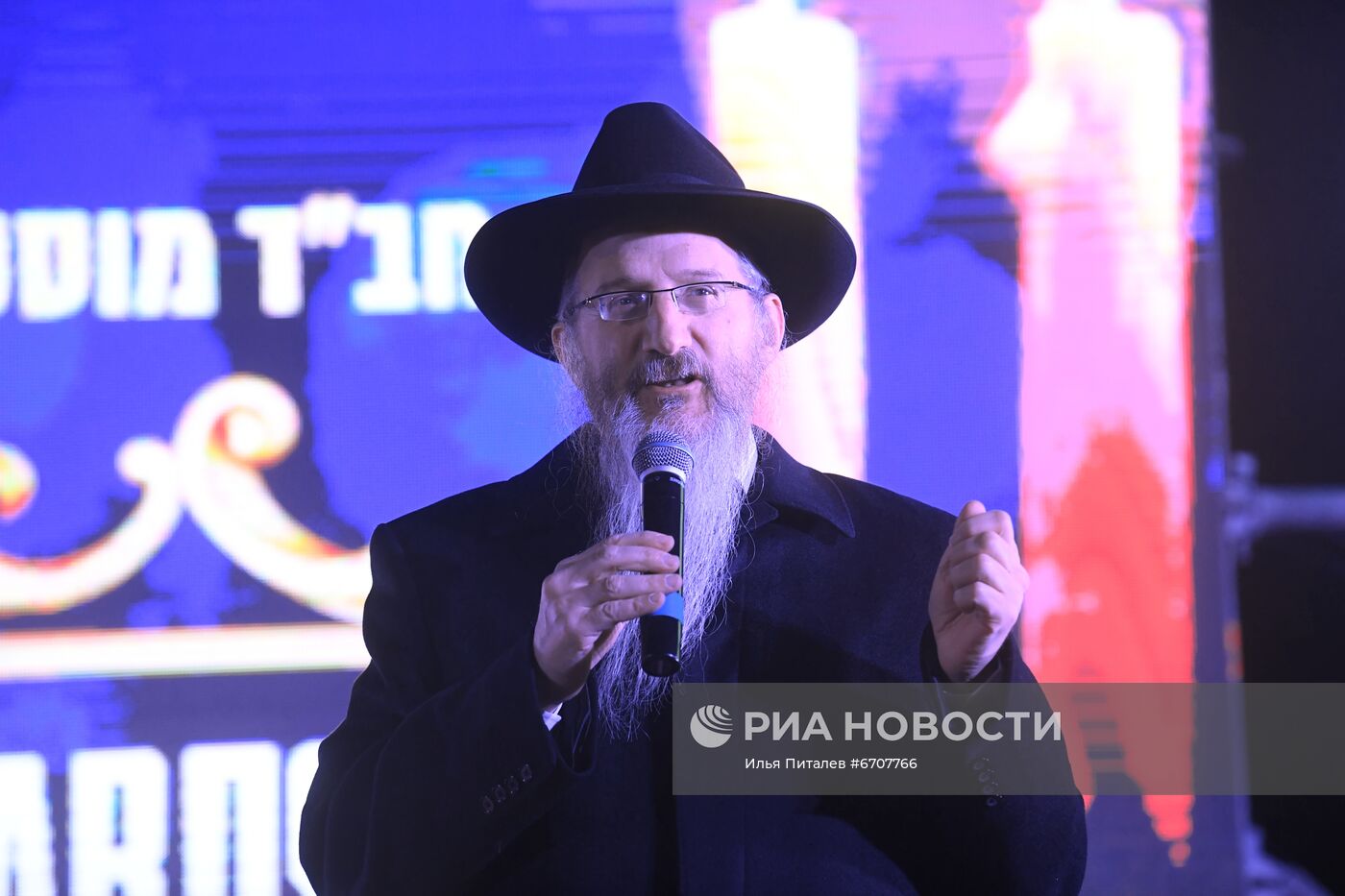 Зажжение первой ханукальной свечи в честь начала праздника Ханука