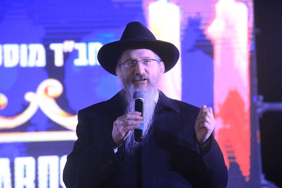 Зажжение первой ханукальной свечи в честь начала праздника Ханука