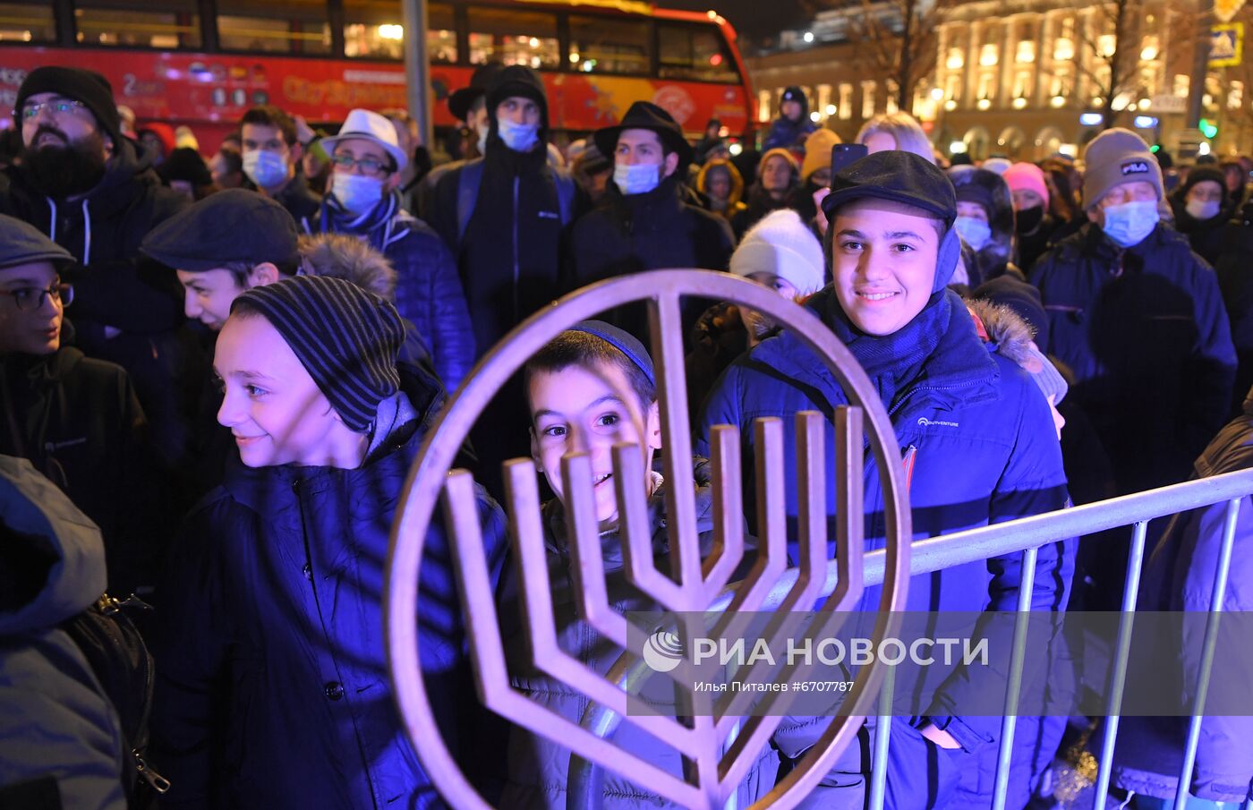 Зажжение первой ханукальной свечи в честь начала праздника Ханука
