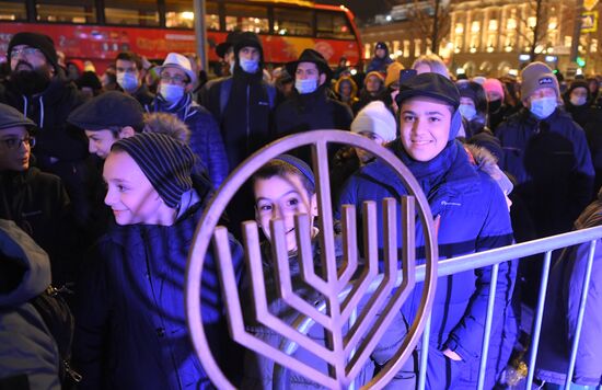 Зажжение первой ханукальной свечи в честь начала праздника Ханука