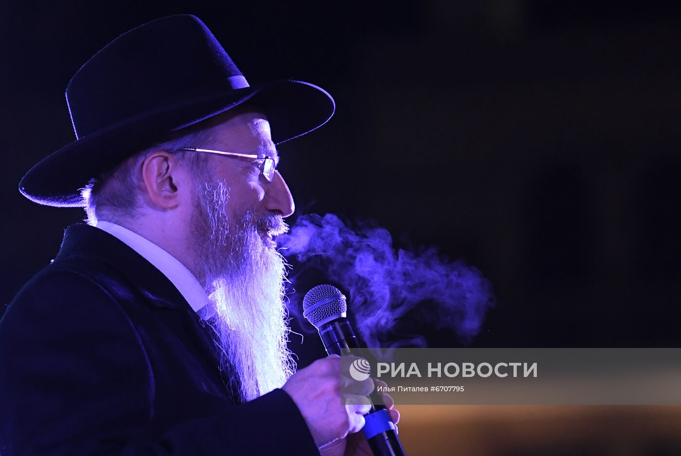 Зажжение первой ханукальной свечи в честь начала праздника Ханука