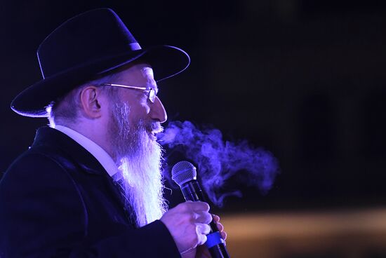 Зажжение первой ханукальной свечи в честь начала праздника Ханука