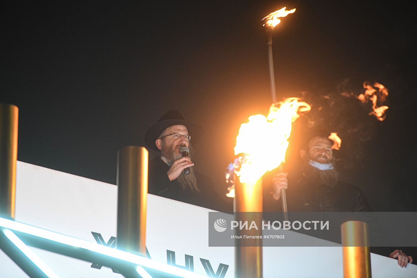 Зажжение первой ханукальной свечи в честь начала праздника Ханука