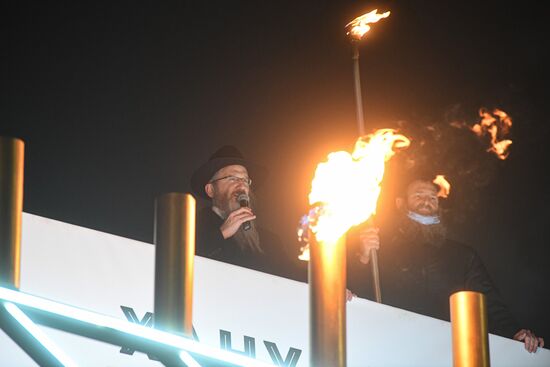 Зажжение первой ханукальной свечи в честь начала праздника Ханука
