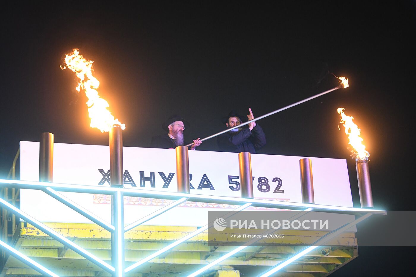 Зажжение первой ханукальной свечи в честь начала праздника Ханука