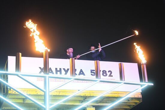 Зажжение первой ханукальной свечи в честь начала праздника Ханука