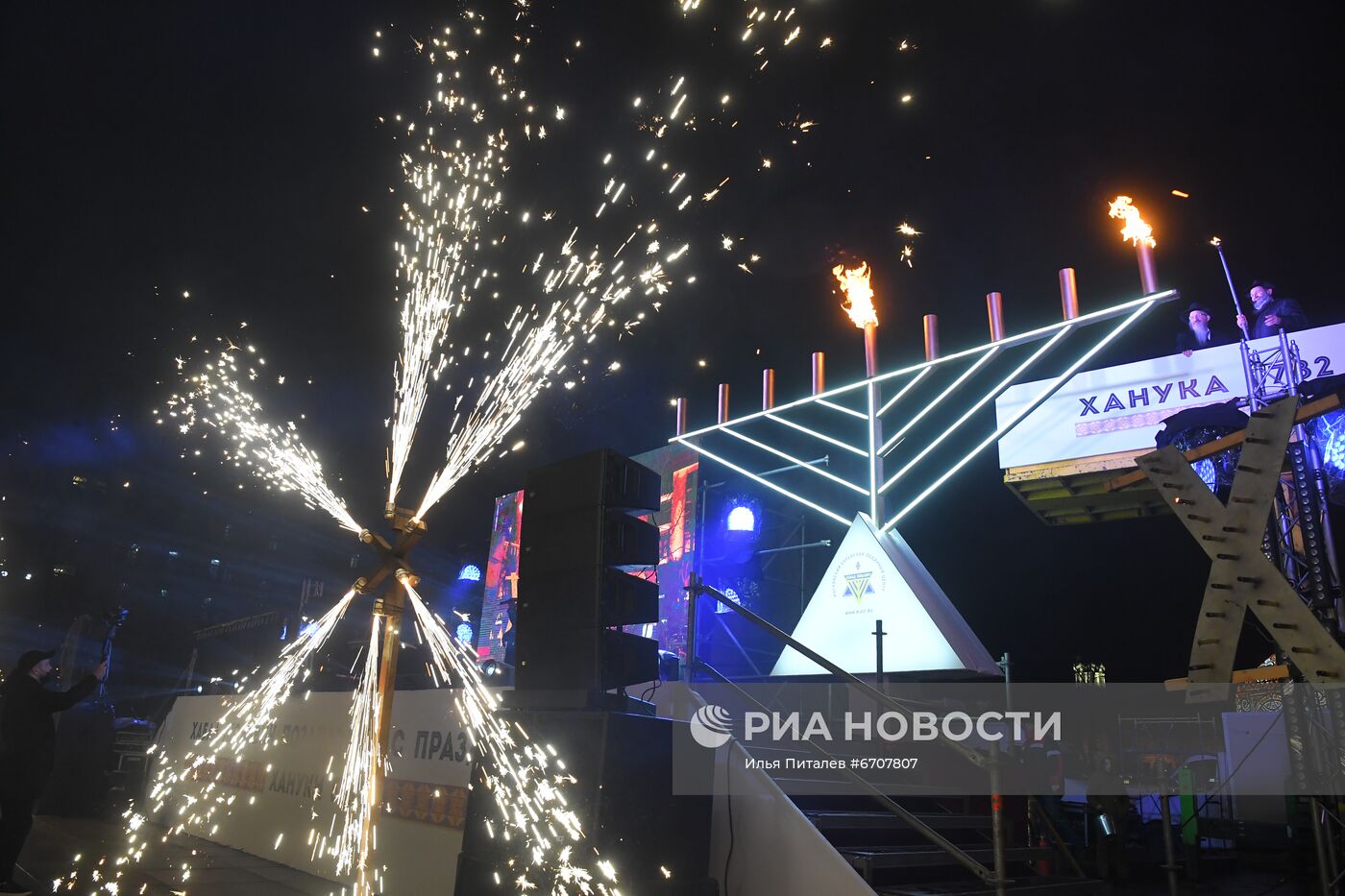 Зажжение первой ханукальной свечи в честь начала праздника Ханука