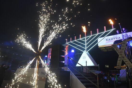 Зажжение первой ханукальной свечи в честь начала праздника Ханука