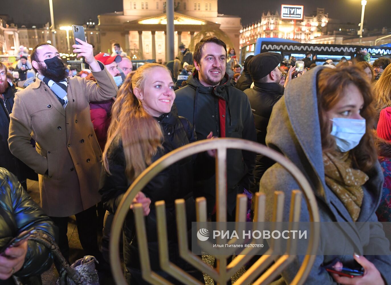 Зажжение первой ханукальной свечи в честь начала праздника Ханука