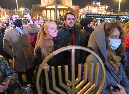 Зажжение первой ханукальной свечи в честь начала праздника Ханука