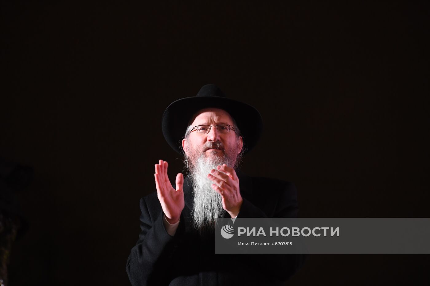 Зажжение первой ханукальной свечи в честь начала праздника Ханука