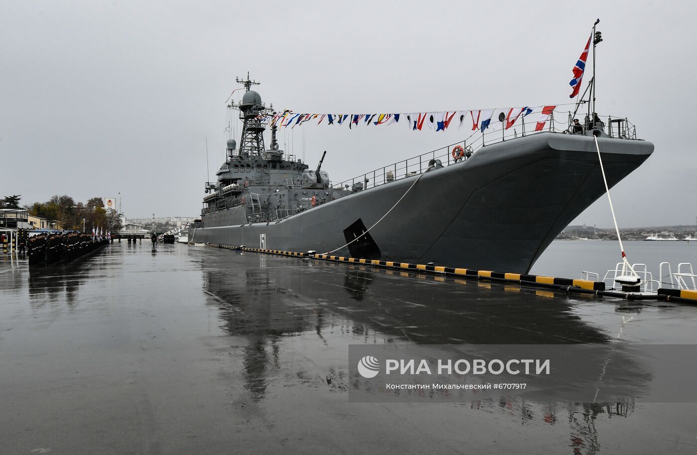 БДК "Азов" получил кормовой Георгиевский флаг