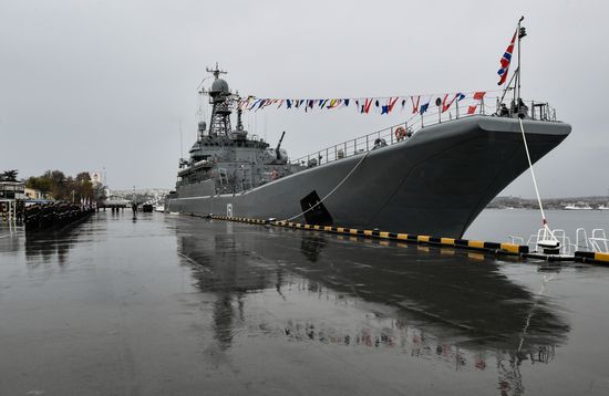 БДК "Азов" получил кормовой Георгиевский флаг