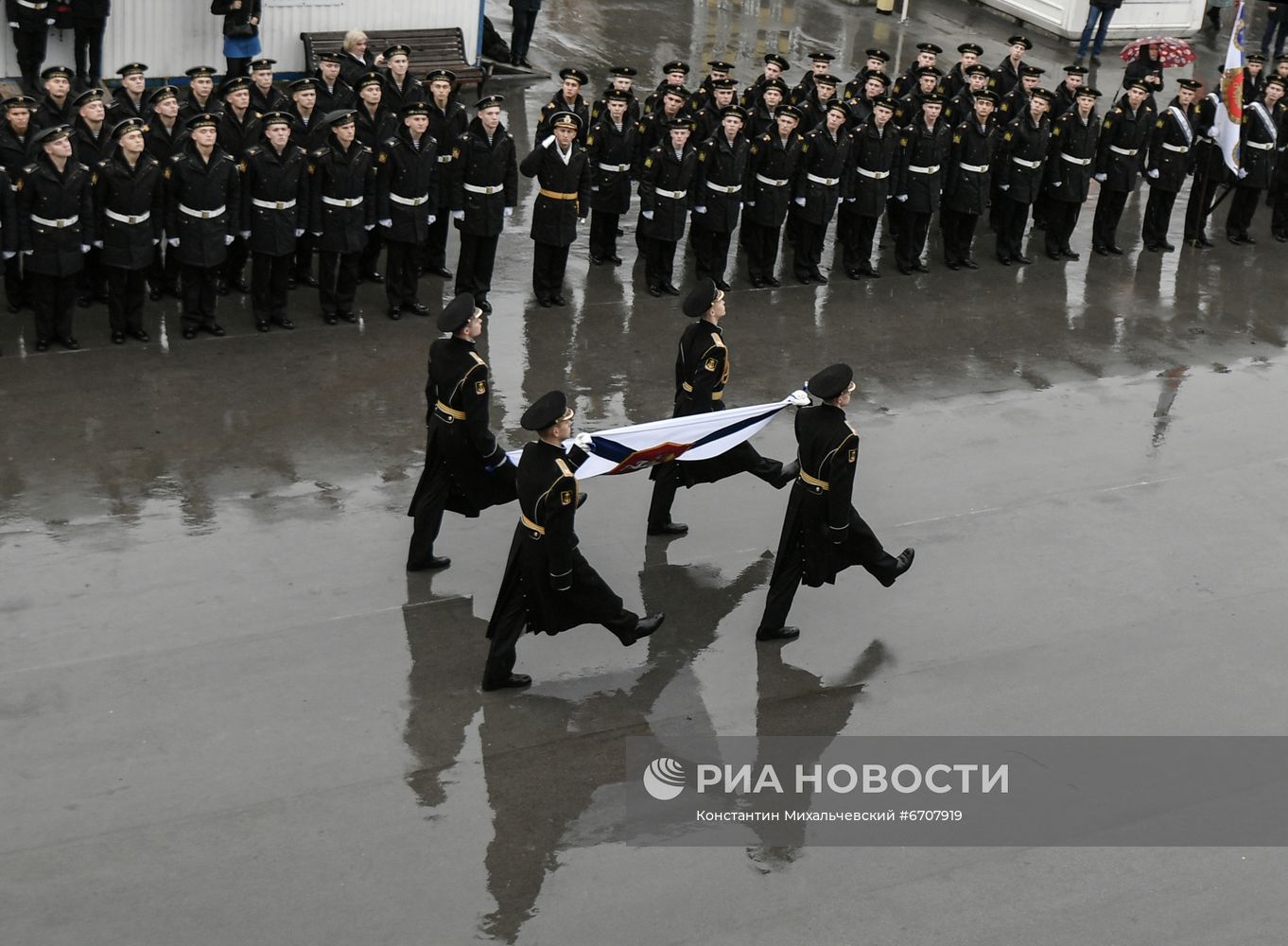 БДК "Азов" получил кормовой Георгиевский флаг