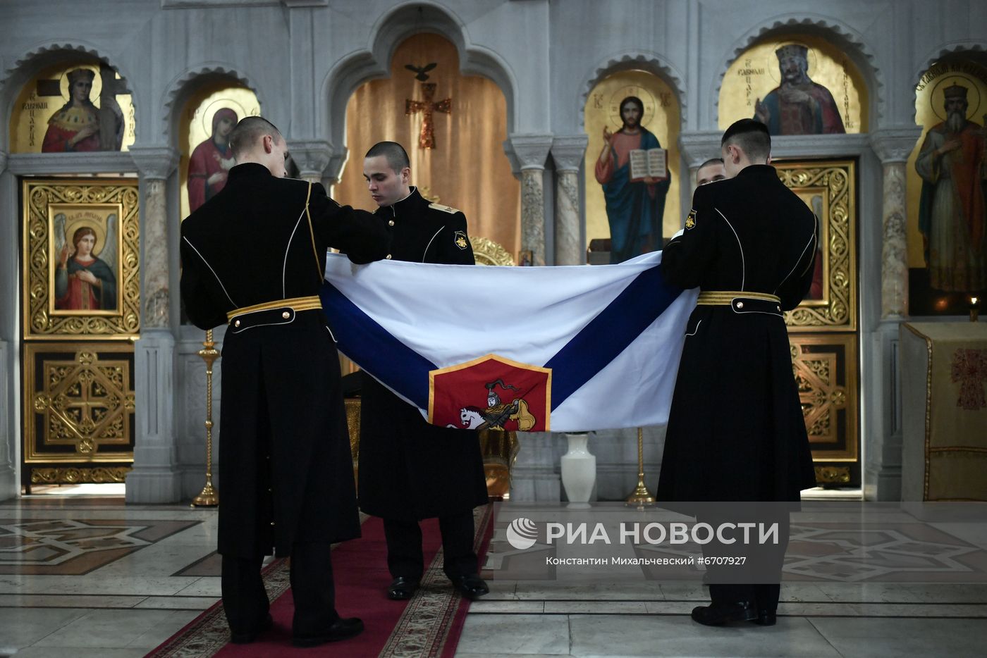 БДК "Азов" получил кормовой Георгиевский флаг