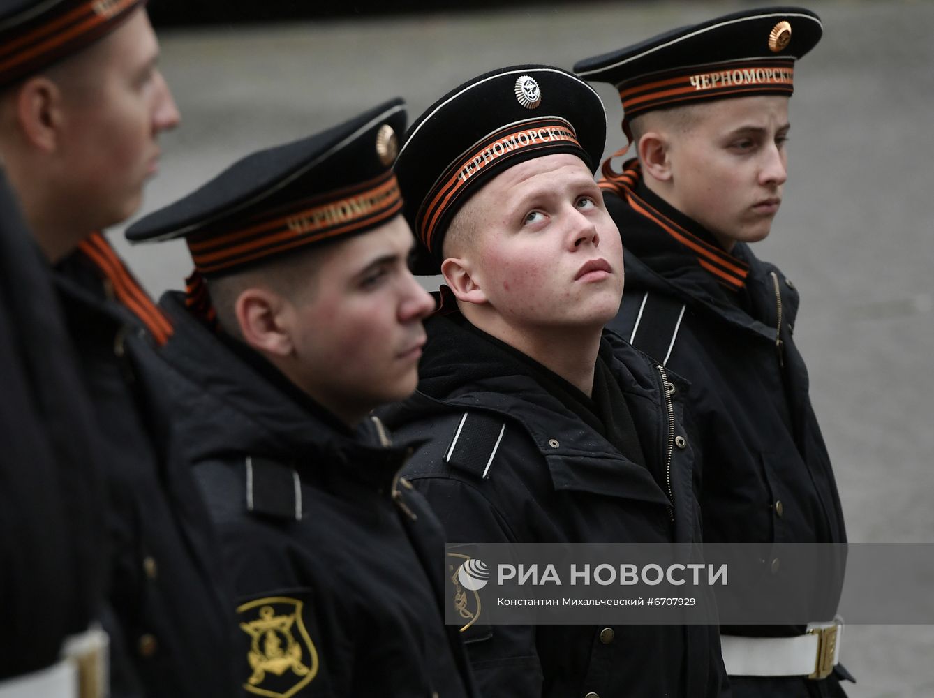 БДК "Азов" получил кормовой Георгиевский флаг