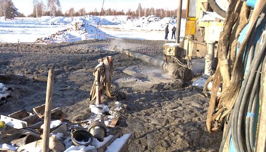 Бурение скважин в местах предполагаемого эпицентра взрыва на шахте "Листвяжная"