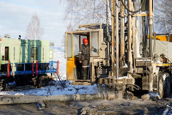 Бурение скважин в местах предполагаемого эпицентра взрыва на шахте "Листвяжная"