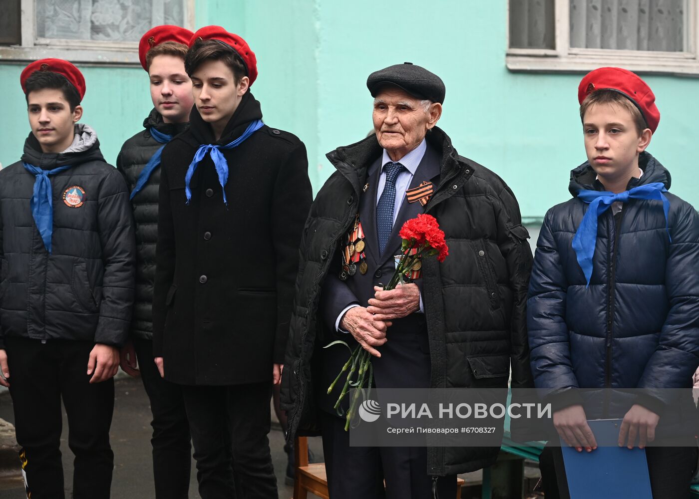 Парад у дома ветерана Великой Отечественной войны в Ростове-на-Дону | РИА  Новости Медиабанк