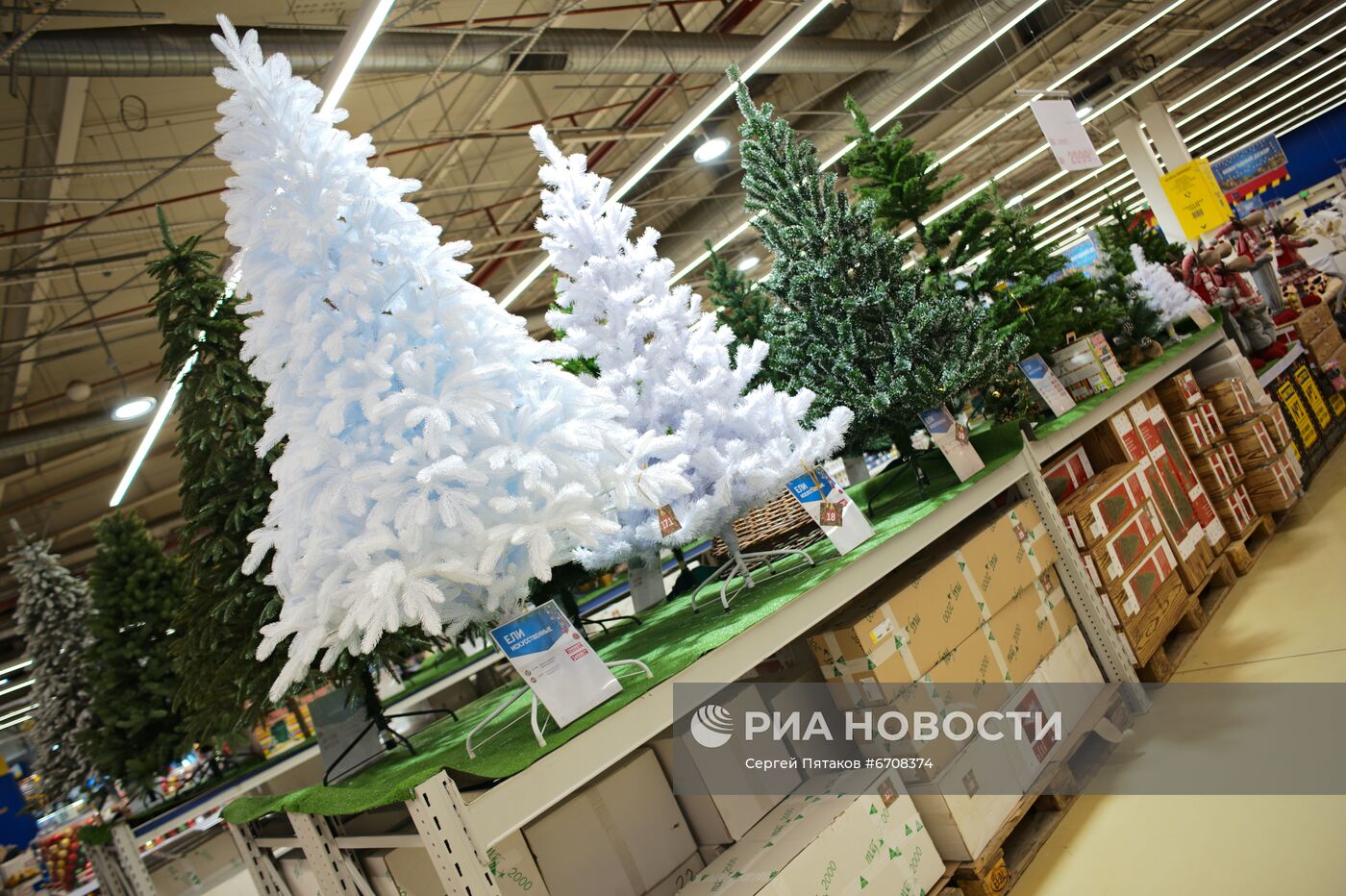Предновогодняя торговля в гипермаркете "Метро" в Москве