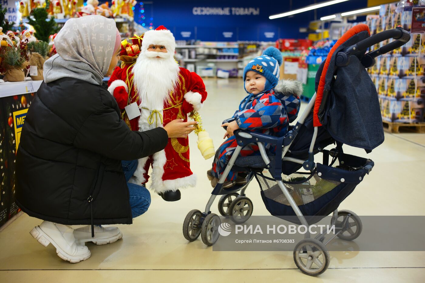 Предновогодняя торговля в гипермаркете "Метро" в Москве