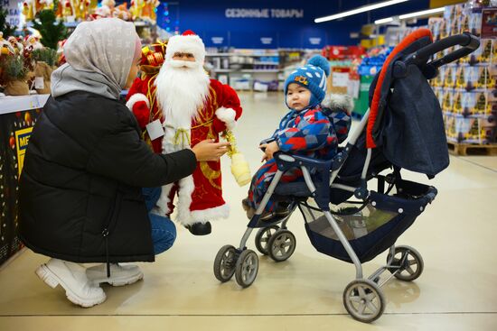 Предновогодняя торговля в гипермаркете "Метро" в Москве